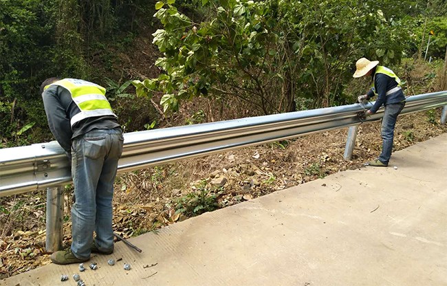 阳江高速公路护栏的定期维护与保养